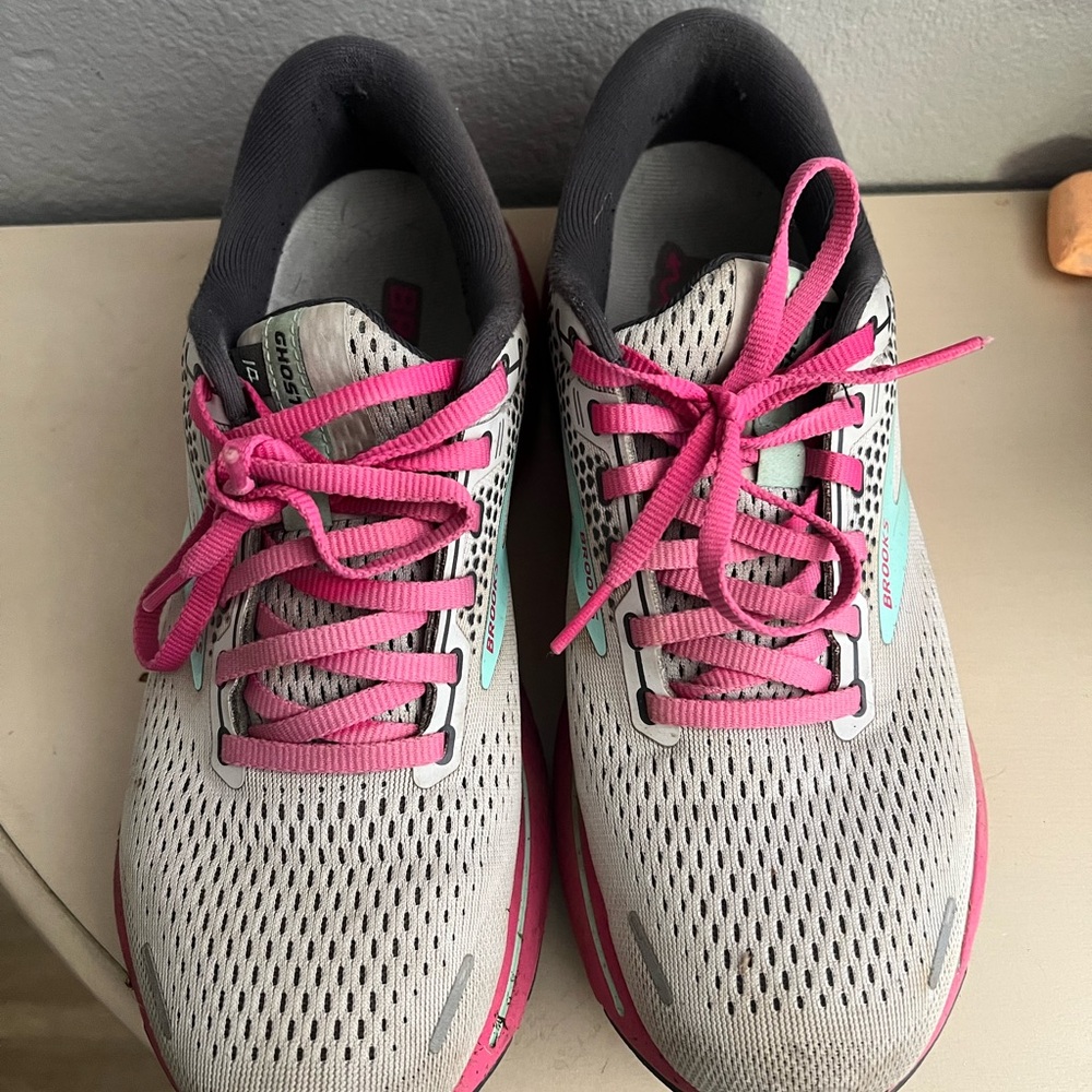Brooks Women's Gray and Pink Athletic Shoes